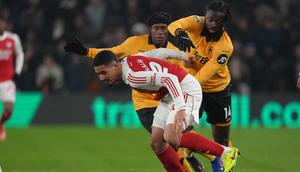 William Saliba berebut bola dengan Tolu Arokodare dalam laga Premier League antara Wolverhampton vs Arsenal di Molineux Stadium, 19 Februari 2026. (AP Photo/Dave Shopland)