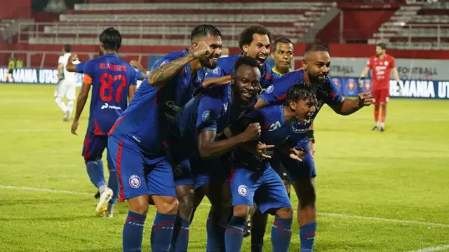 Skuad Arema FC merayakan gol ke gawang PSS Sleman, Senin (17/2/2025) (c) Dok. Arema FC