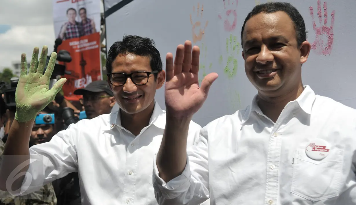 Pasangan Calon Gubernur DKI Jakarta no 3, Anis Baswesan dan Sandiaga Uno menunjukan telapak tangan usai memberikan tanda komitmen deklarasi kampenye damai, Jakarta, Sabtu (29/10). (Liputan6.com/Yoppy Renato)