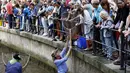 Seorang Nelayan saat mendapatkan ikan saat hari nelayan di Memmingen, Jerman, Sabtu (25/7/2015). Peserta yang menangkap ikan terbesar akan diberi nama "Raja Nelayan" selama satu tahun. (REUTERS/Michaela Rehle)