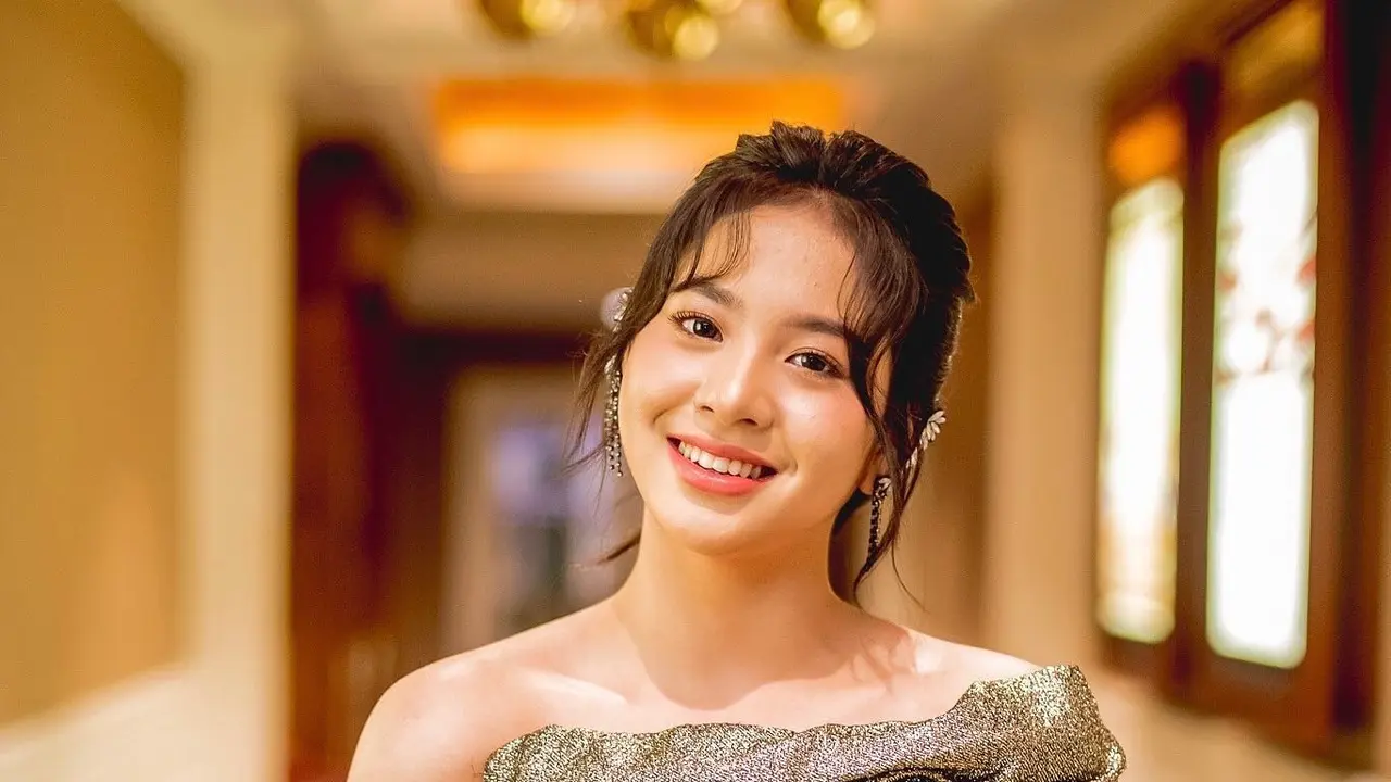 Tampil Anggun, Ini 7 Potret Zee JKT48 dalam Gala Premier Debut Filmnya