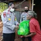 Foto : Wakapolda NTT, Brigjen Pol. Johni Asadoma saat menggelar aksi sosial bagi warga terdampak covid-19 di Kabupaten Kupang, NTT (Liputan6.com/Ola Keda)