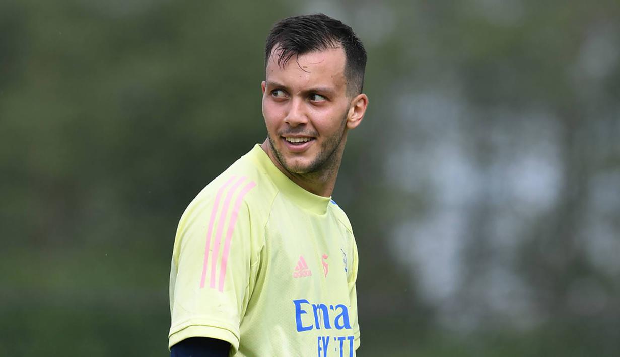 <p>Dejan Iliev. Kiper Makedonia Utara berusia 27 tahun ini didatangkan Arsenal dari Belasica pada awal musim 2012/2013 untuk bergabung dengan Arsenal U-18. Pada musim 2017/2018 ia yang telah naik kelas ke tim U-21 ditarik ke tim utama The Gunners. Namun ia gagal bersaing di skuat utama dan akhirnya justru dipinjamkan ke beberapa klub setelah tak sekalipun tampil di tim senior. Pada Februari 2022 ia sepakat memutus kontrak untuk hijrah ke AS Trencin, klub kasta tertinggi di Liga Slovakia. (arsenal.com)</p>