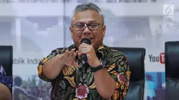 Ketua KPU RI, Arief Budiman saat mengumumkan rilis 32 Caleg Berstatus Mantan Terpidana Korupsi, Jakarta, Selasa (19/2). Hingga kini, tercatat 81 Caleg Berstatus Mantan Terpidana Korupsi dalam Pemilu 2019.  (Liputan6.com/Helmi Fithriansyah)