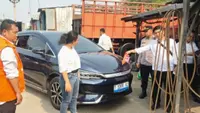 Polisi menyelidiki aksi perampokan yang menimpa tiga orang, termasuk dua warga negara asing (WNA), di wilayah Cikampek, Kabupaten Karawang, Jawa Barat. (Foto: Antara)