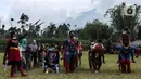 Relawan berkostum superhero bermain dengan anak-anak di Tempat Pengungsian Sementara Gunung Merapi, Desa Klakah, Selo, Boyolali, Jawa Tengah, Sabtu (21/11/2020). Kegiatan bermain ini untuk mengisi waktu anak-anak sehingga dapat menjaga kondisi anak tetap ceria dan sehat. (Liputan6.com/Johan Tallo)