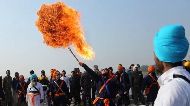 Menengok Atraksi Bela Diri Tradisional Sikh saat Prosesi Keagamaan