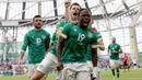 Selebrasi striker Republik Irlandia, Michael Obafemi setelah mencetak gol ke gawang Skotlandia pada laga Liga B Grup 1 UEFA Nations League 2022/2023 di Aviva Stadium, Dublin, Republik Irlandia (11/6/2022). Michael Obafemi dipinjam Burnley dari Swansea pada tengah musim 2022/2023. Pemain asal Republik Irlandia ini telah tampil dalam 28 laga di Championship dengan torehan 5 gol dan 2 assist. (AFP/Paul Faith)