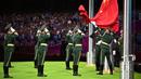 Sejumlah petugas memberikan penghormatan saat penurunan bendera ketika upacara penutupan Asian Games 2022 yang berlangsung di Hangzhou Olympic Sports Centre Stadium, Hangzhou, China pada Minggu (08/10/2023). (AFP/Philip Fong)