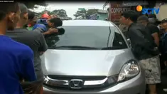 Warga yang curiga mendatangi mobil tersebut. Namun mendapati pengemudinya tidak bereaksi saat kaca mobil diketuk.