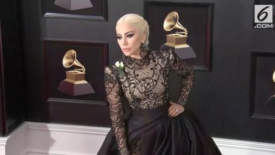 VIDEO: Grammy Awards, Lady Gaga Pakai Mawar Putih