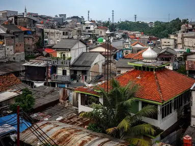 Tampak rumah-rumah di lingkungan padat penduduk di Jakarta pada Selasa 21 April 2026. Provinsi DKI Jakarta menjadi wilayah terpadat di Indonesia dengan rata-rata kepadatan mencapai 15.978 jiwa/km persegi. (BAY ISMOYO/AFP)