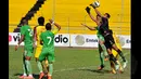 Penjaga gawang Sriwijaya FC, Yogi Triana (1)  berusaha menahan bola saat laga SCM Cup 2015 di Stadion H Agus Salim, Padang, Rabu (21/1/2015). Sriwijaya FC bermain imbang dengan Persebaya (1-1). (Liputan6.com/Johan Tallo)