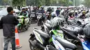 Pengendara antre melintasi Jalan Tegar Beriman Kab Bogor, Selasa (13/12). Ribuan calon suporter Timnas Indonesia antre membeli tiket laga final pertama di halaman Kodim 0621 Surya Kancana. (Liputan6.com/Helmi Fithriansyah)
