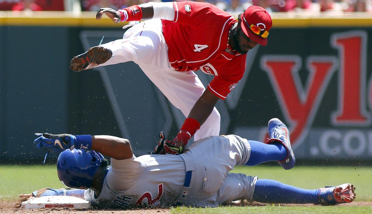 Pemain Chicago Cubs,  Jason Heyward (22)  terjatuh saat dihalangi pemain Cincinnati Reds Brandon Phillips (4) di basse pada laga Basseball di Great American Ball Park, Ohio, (24/4/2016).  (Mandatory Credit: David Kohl-USA TODAY Sports)  
