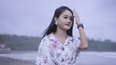 Pedangdut muda asal Tulungagung ini memang selalu tampil menyita perhatian. Terlebih, gaya Safira Enima memang selalu menarik untuk disimak termasuk saat berlibur di pantai. (Liputan6.com/IG/@safirainema)