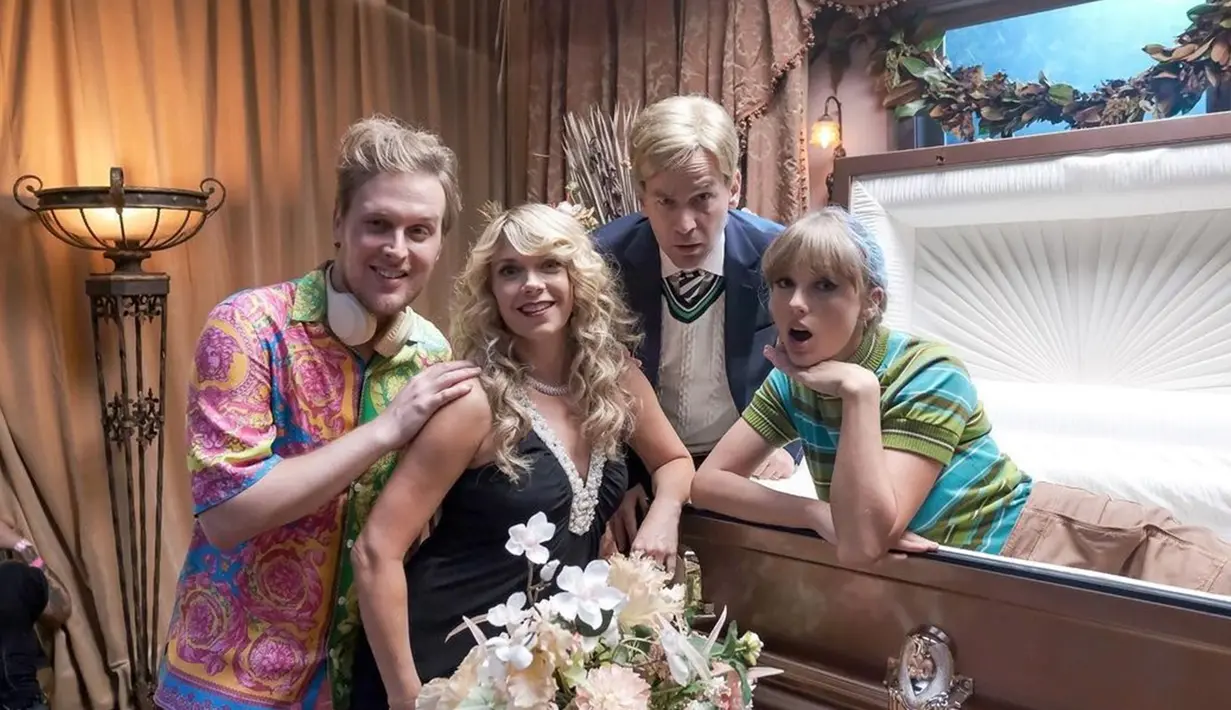 Melalui akun Instagram pribadinya, Taylor Swift menyebutkan jika video kllip pertamanya, Anti-Hero bercerita mengenai mimpi buruk yang dialaminya. Bahkan, ia juga turut mengunggah momen di balik layar saat syuting video klip. (Liputan6.com/IG/@taylorswift)