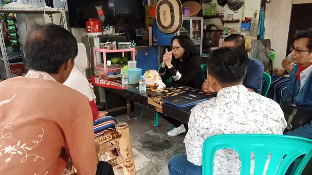 Anggota DPR MY Esti Wijayati Saat Bertemu Orang Tua Korban