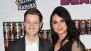 Morena Baccarin mengenakan gaun dengan potongan ‘v-neck’ gelap sepanjang paha, sementara kekasihnya, Benjamin McKenzie tampak necis dalam setelan jas abu-abu dengan kemeja berwarna putih di dalamnya. (AFP/Bintang.com)