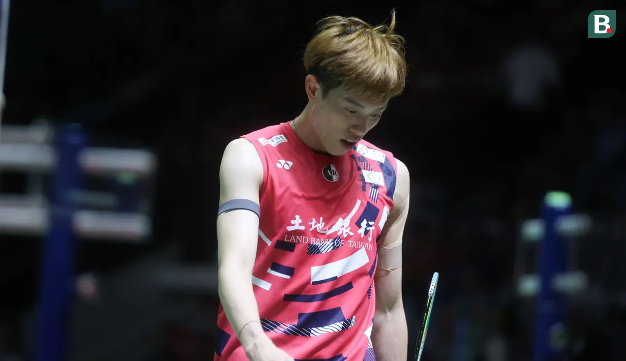 Tunggal putra Chinese Taipei, Lin Chun-Yi, tertunduk lesu setelah ditaklukkan wakil Indonesia, Jonatan Christie pada babak 16 besar Indonesia Masters 2025 di Istora Senayan, Jakarta, Kamis (23/1/2025). Jojo menang dengan skor 21-9, 10-21, dan 21-15. (Bola.com/M Iqbal Ichsan)