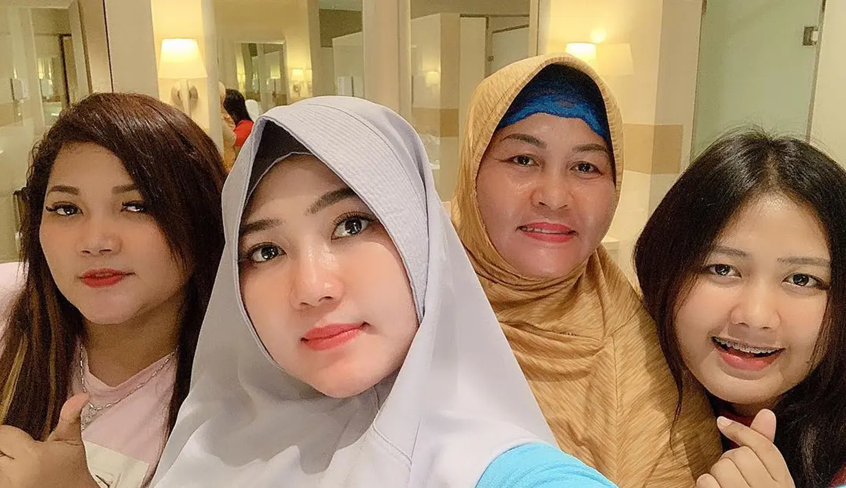 Pelantun lagu Asian Games 2018 Meraih Bintang ini memang terlihat sangat cantik saat memakai hijab. Dengan hijab warna abu-abu, Via semakin terlihat cantik saat menghabiskan waktu bersama keluarga besarnya di pusat perbelanjaan di Sidoarjo. (Liputan6.com/IG/@viavallen)