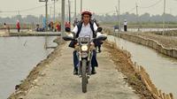 Jokowi mengendarai motor trail saat meninjau tambang udang di Muara Gembong, Bekasi. (Liputan6.com/Facebook Jokowi)