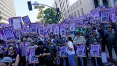 Pekerja melakukan mogok kerja di luar Balai Kota, Los Angeles, Amerika Serikat, Selasa (8/8/2023). Ribuan karyawan Kota Los Angeles, termasuk pekerja sanitasi, insinyur, dan petugas lalu lintas, keluar dari pekerjaan untuk melakukan pemogokan 24 jam dengan tuduhan praktik ketenagakerjaan yang tidak adil. (AP Photo/Ryan Sun)