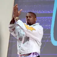 Sementara itu, sebagian netizen dari Indonesia pun mengira hal yang serupa dengan netizen lainnya, yakni, Kanye terlihat unik dengan jaket hijau neon. (AFP/Bintng.com)