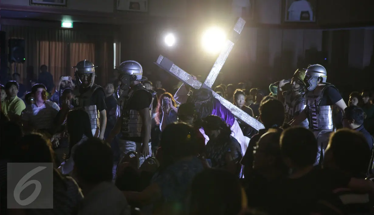 Umat Katolik memperagakan drama teatrikal Jalan Salib (Tablo) pada perayaan Paskah di Gereja Maria Bunda Karmel, Jakarta, Jumat (18/4). Aksi treatrikal untuk mengenang penderitaan Yesus Kristus sebelum wafat di kayu salib. (Liputan6.com/Faizal Fanani)