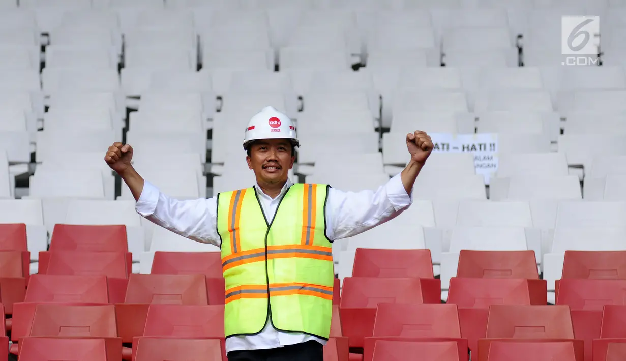 Menpora Imam Nahrawi mengepalkan tangan saat meninjau perkembangan renovasi Stadion Utama GBK dari bangku penonton, Jakarta, Selasa (8/8). Saat ini, renovasi telah mencapai 80% dan ditargetkan rampung akhir 2017. (Liputan6.com/Helmi Fithriansyah)