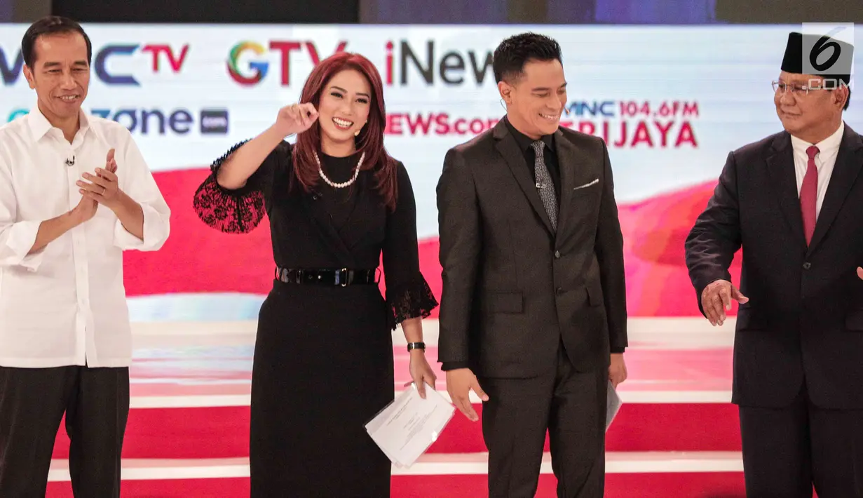 Pembawa acara Tommy Tjokro dan Anisha Dasuki bersama Capres Joko Widodo dan Prabowo Subianto usai debat kedua Pilpres 2019 yang mengusung di Hotel Sultan, Jakarta, Minggu (17/2). (Liputan6.com/Faizal Fanani)
