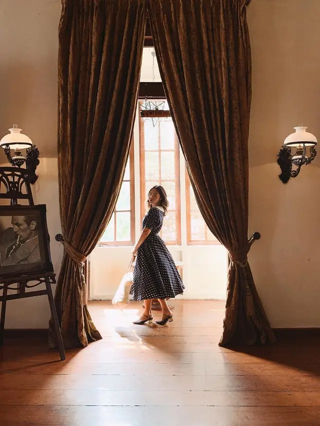 Pesona Nadin Amizah dalam Balutan Busana Vintage. (Sumber: Instagram/cakecaine)