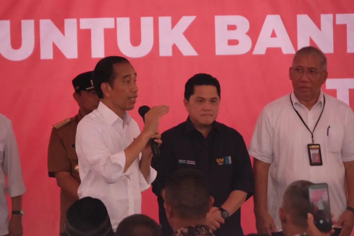 Presiden Joko Widodo (Jokowi) menyerahkan bansos  beras ke sejumlah keluarga penerima manfaat (KPM) di Kabupaten Maros, Sulawesi Selatan, Kamis (22/2/2024). (Dok Bulog)
