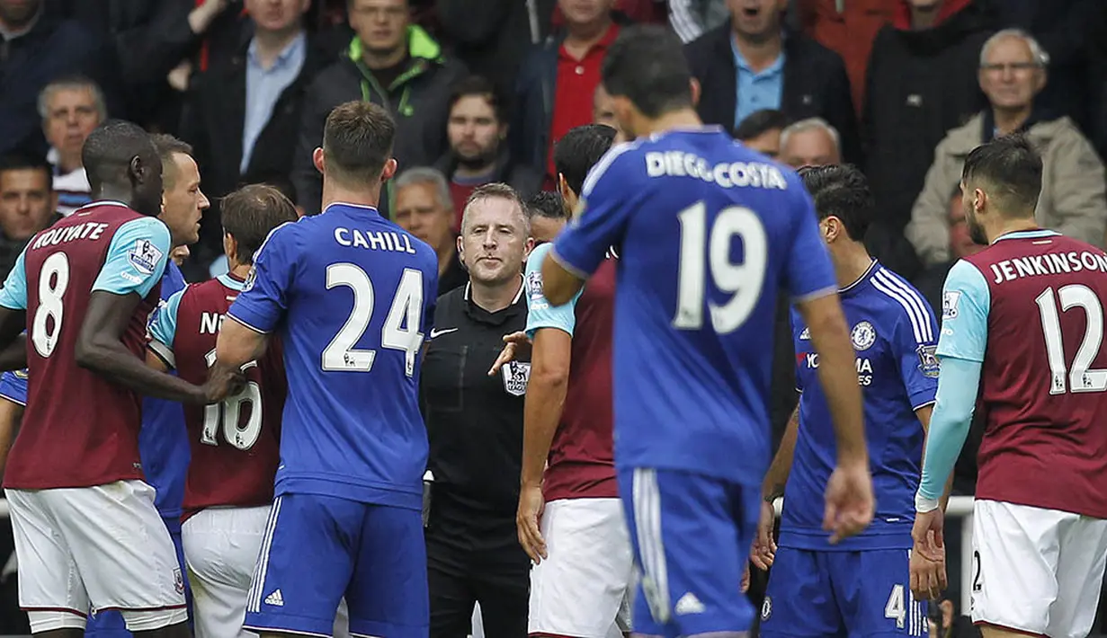 4. Jonathan Moss - Mungkin tindakannya tidak salah, namun menganulir gol Fabregas dan mengeluarkan Mourinho serta Matic dari lapangan telah membuat Chelsea terpuruk saat melawan West Ham. The Blues takluk 1-2. (AFP/Ian Kington)