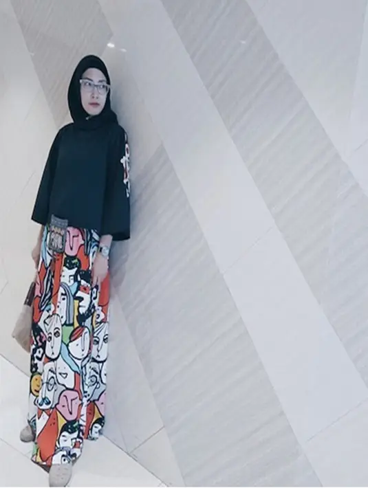 Kini menggunakan hijab, banyak penggemar dan para netizen yang memujinya semakin cantik dengan balutan hijab dan rok panjang (Liputan6.com/Instagram/@natly88)