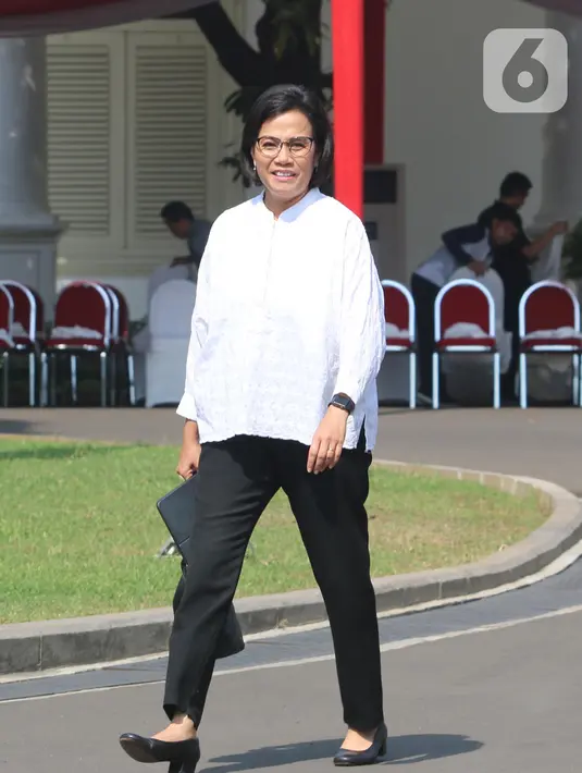 Menteri Keuangan pada Kabinet Kerja Jilid I Sri Mulyani tiba di Istana Negara, Jakarta, Selasa (22/10/2019). Sri Mulyani datang memenuhi panggilan Presiden Joko Widodo terkait penetapan Calon Menteri Kabinet Kerja Jilid 2. (Liputan6.com/Angga Yuniar)