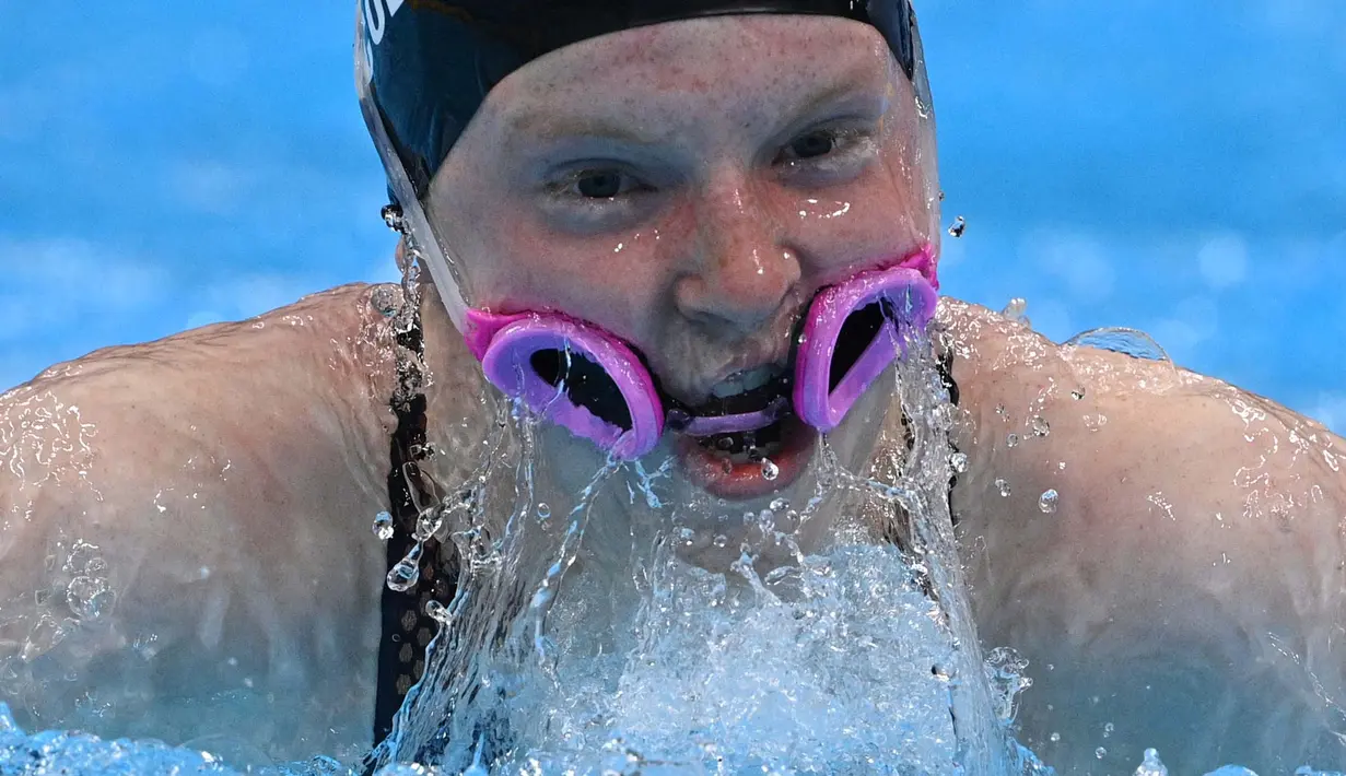 Perenang putri Amerika Serikat Lydia Jacoby mengalami peristiwa nahas ketika melakoni nomor renang estafet 4x100m. Kacamata renangnya jatuh ke mulut saat memasuki kolam. Selama perlombaan, Jacoby tidak menggunakan kacamata. (Foto: AFP/Oli Scarff)