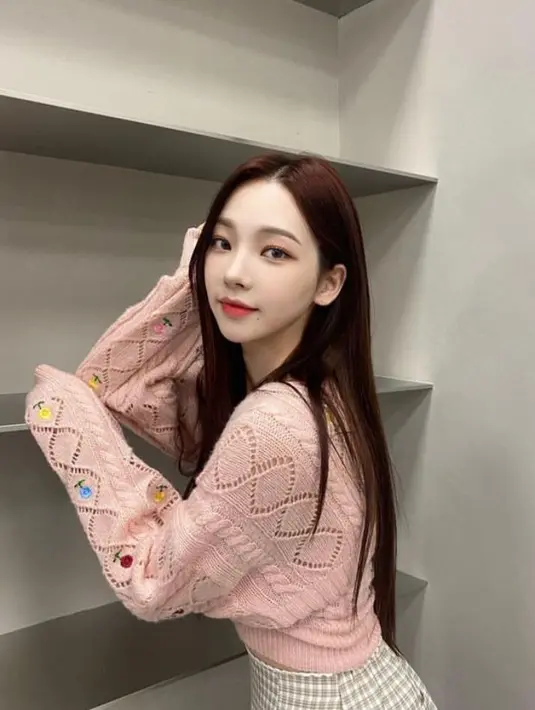 Pancarkan sisi feminin, Karina tampil dengan padanan knit top dan plaid skirt. [@aespa_official].