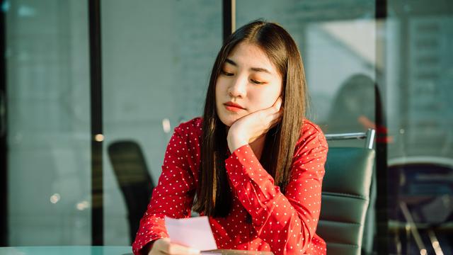 perempuan sedih bingung berpikir