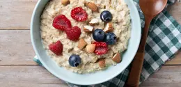 Oatmeal mengandung banyak nutrisi yang bermanfaat bagi tubuh, seperti karbohidrat, serat, lemak sehat, mineral, dan lainnya. (Foto/dok: Freepik/Chandlervid85)