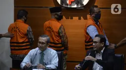 Juru Bicara KPK Ali Fikri (kanan) menyampaikan keterangan terkait penahanan mantan pimpinan DPRD Jambi di Gedung KPK, Jakarta, Selasa (23/6/2020). KPK menahan Cornelis Buston, AR Syahbandar, dan Chumaidi Zaidi terkait dugaan suap pengesahan RAPBD Provinsi Jambi Tahun 2018. (merdeka.com/Dwi Narwoko)