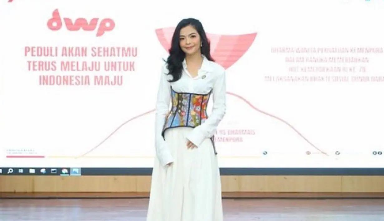 Niena tampak mengenakan kemeja putih serasi dengan rok panjangnya, dipadukan korset bernuansa batik. [@ditoariotedjo]