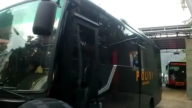 Lima bus Brimob Polri mengangkut tahanan terorisme dari Nusakambangan. (Foto: Liputan6.com/Muhamad Ridlo)