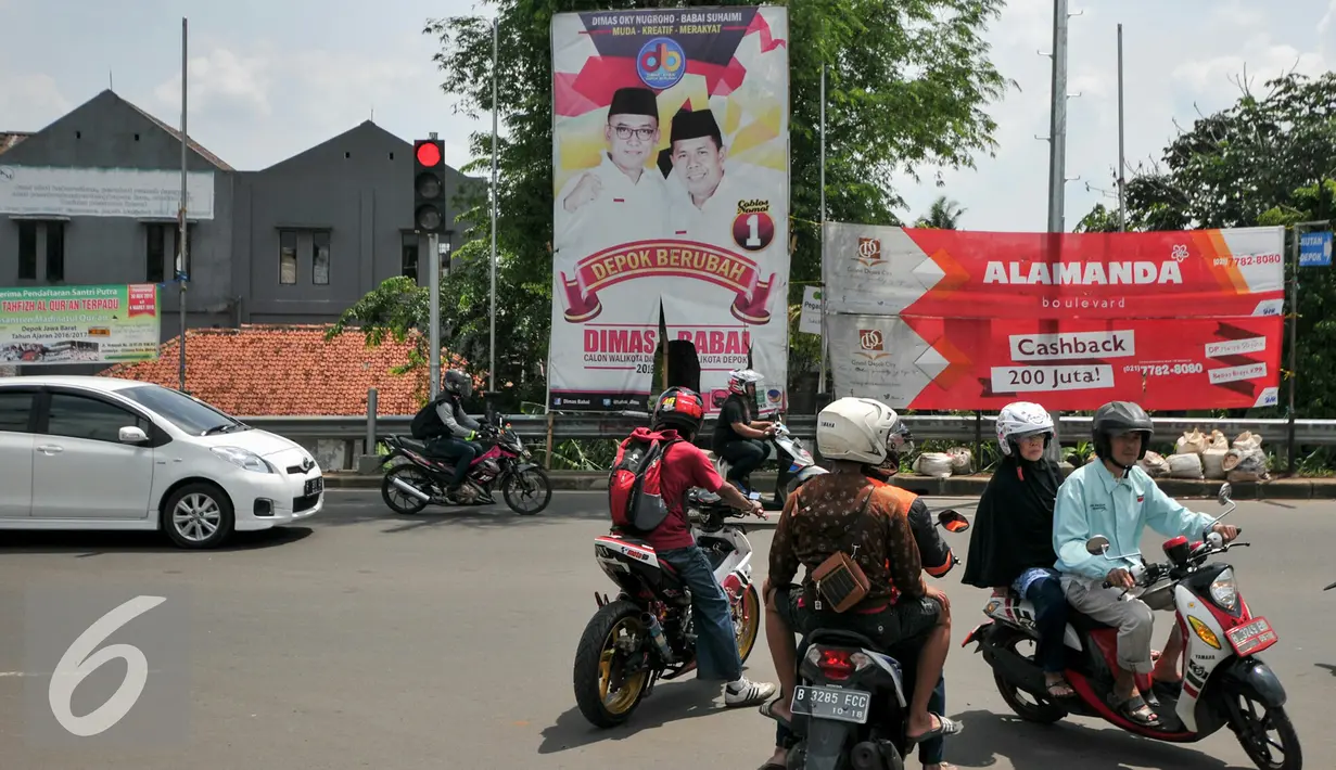 Baliho besar bergambar pasangan calon wali kota dan wakil wali kota Depok nomor urut satu, Dimas Oky dan Babai Suhaimin masih terpasang di pertigaan Jalan Tole Iskandar, Depok, Senin (7/12). (Liputan6.com/Yoppy Renato)