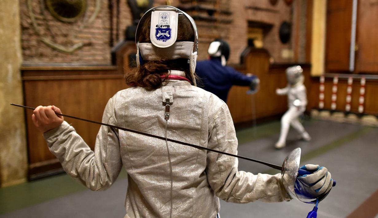 Seorang atlet cilik menunggu giliran berlatih di Musumeci Greco, Roma, Italia, (13/4/2016). (AFP/Alberto Pizzoli)