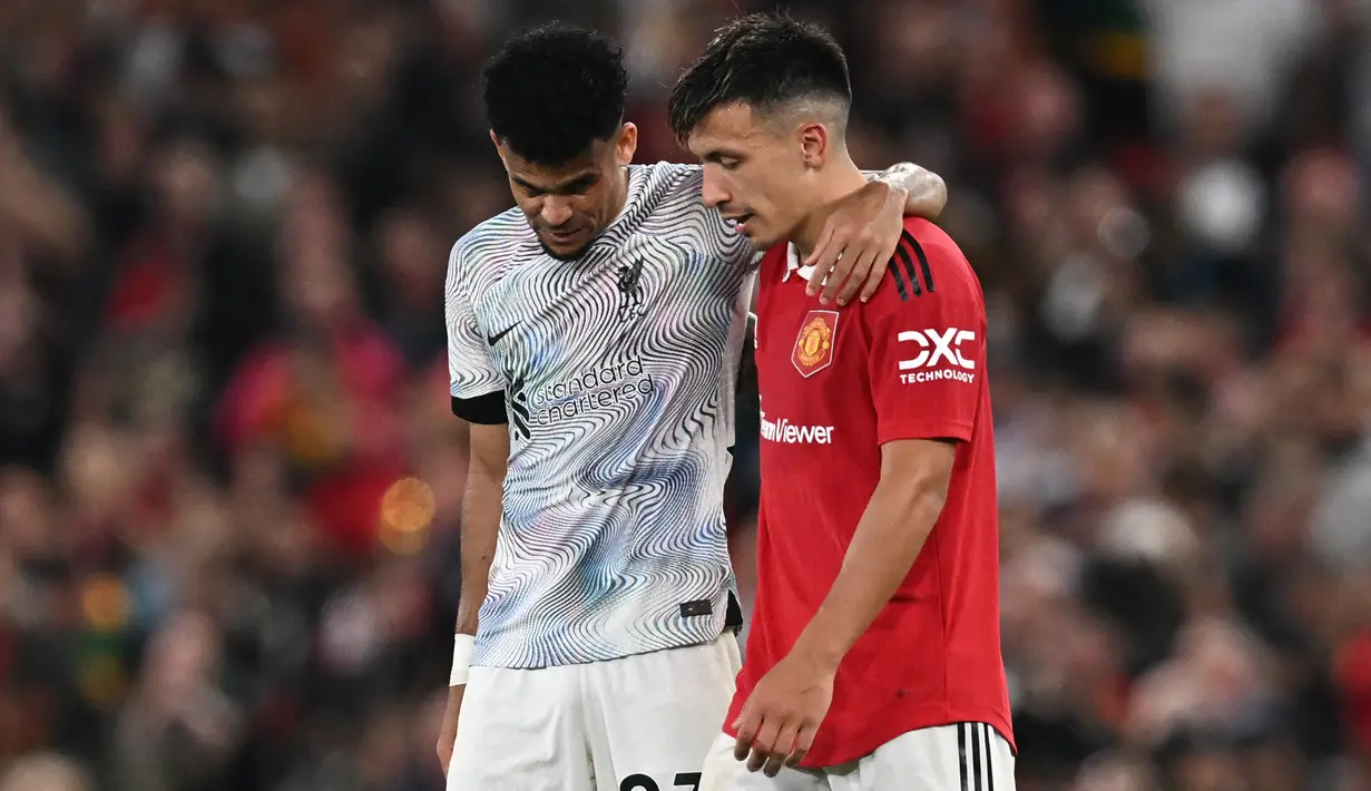 Begitu juga dengan Luis Diaz yang menjadi motor serangan Liverpool. Namun bersama Rapahael Varane, Martinez terus bekerja keras hingga akhirnya membawa MU meraih kemenangan pertama di Liga Inggris 2022/2023. (AFP/Paul Ellis)
