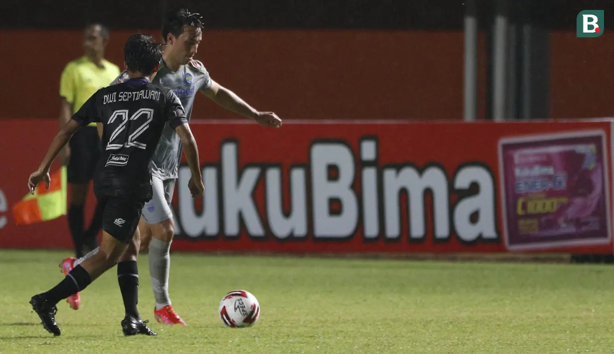 Gol pertama Ezra Walian di Persib juga dibarengi dengan kartu kuning pertamanya saat memperkuat Maung Bandung. (Bola.com/Ikhwan Yanuar)