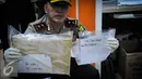 Sejumlah barang bukti pungutan liar (pungli) yang diamankan saat operasi tangkap tangan (OTT) di Kementerian Perhubungan, Jakarta, Selasa (11/10). (Liputan6.com/Faizal Fanani)