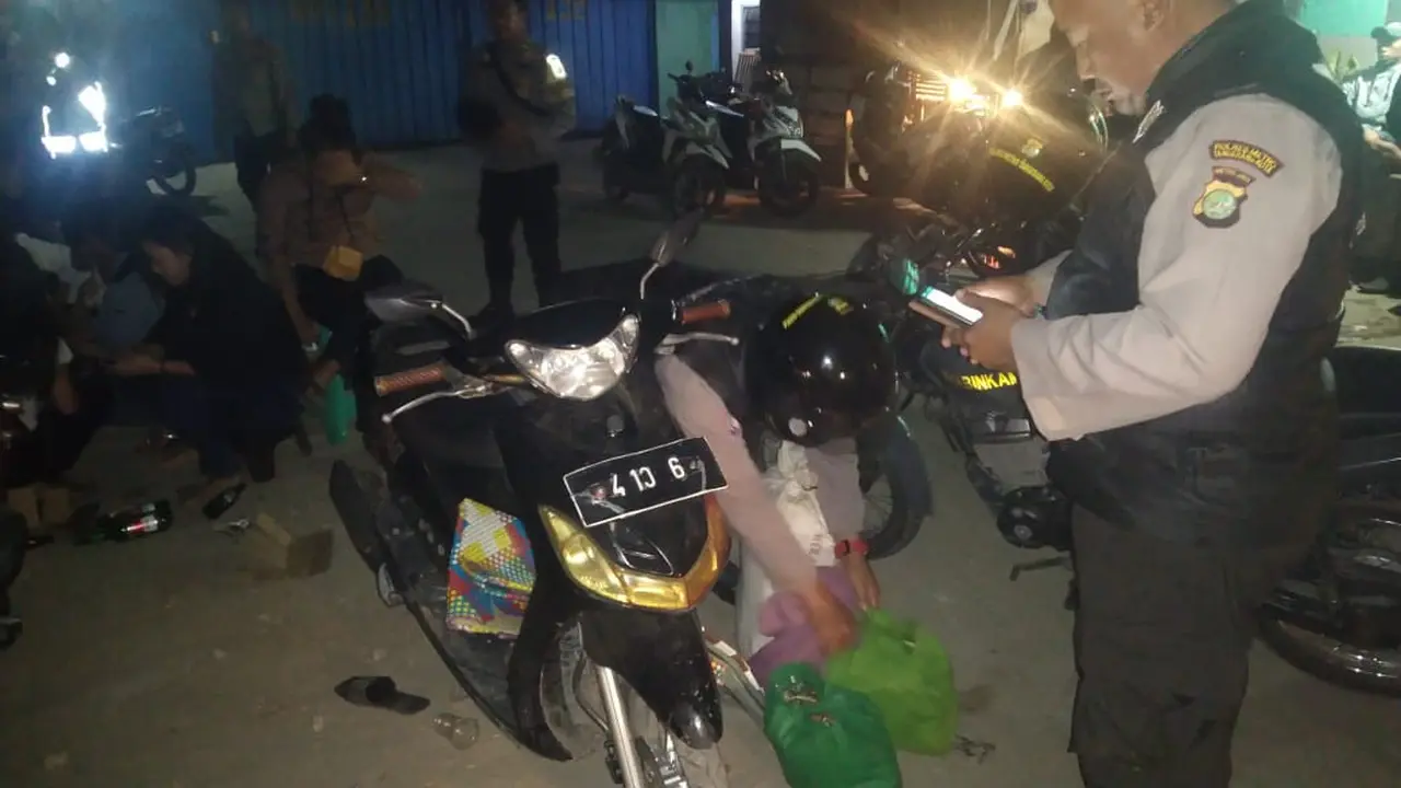 Tempat hiburan dangdut bermerk 'Hawaii' di Jalan Kalibaru Gaga, Desa Kalibaru Kecamatan Pakuhaji, Kabupaten Tangerang, digerebek aparat kepolisian gabungan.