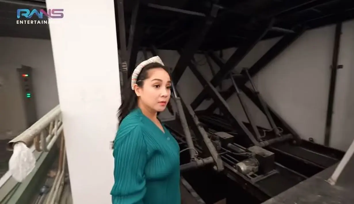 Nagita Slavina ikut mengecek lift mobil yang tengah dioperasikan. (Foto: YouTube)